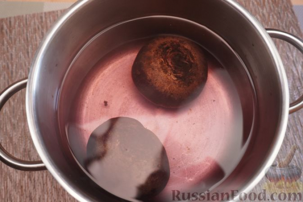 Салат со свёклой, тыквой, солёными огурцами и брынзой