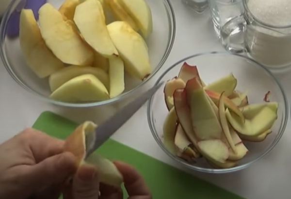 Пышная шарлотка с яблоками в духовке классическая